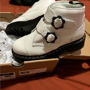 Dr. Martens Devon flower boots